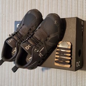 ON waterproof women's size 7.5 in black